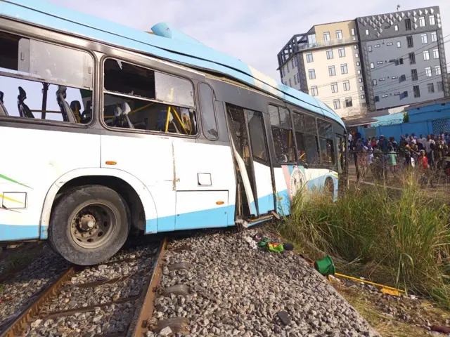 Train accident in Lagos: At least three pesin die, several injure as train crush goment bus for Lagos