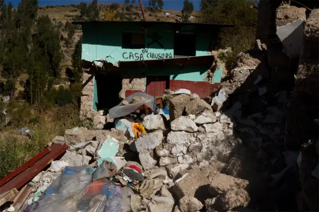 Vivienda destruida en la que se lee "Casa en clausura".