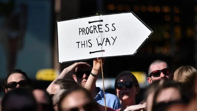 Protesto contra a criminalização do aborto na Irlanda com cartaz que diz 'Progresso É Nessa Direção'