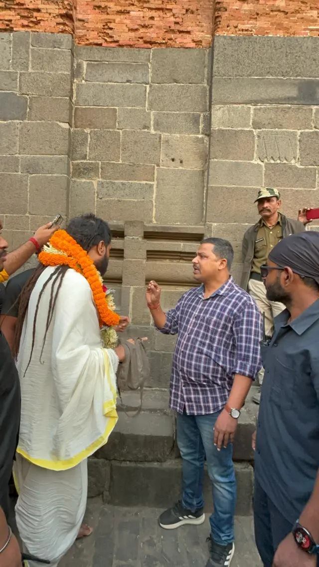 সাদা পোষাকের এক পুলিশ কর্মীর (ডান দিকে) সঙ্গে বিতর্ক চলছে হিরন্ময় গোস্বামীর (বাঁয়ে)