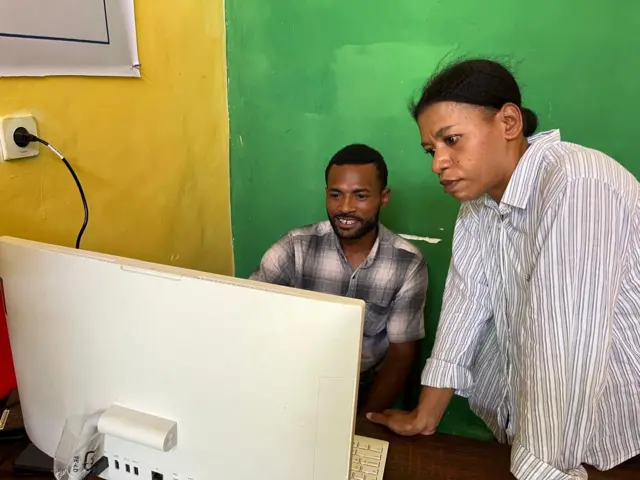 Direktur Utama PT Yombe Namblong Nggua, Yohana Yokbeth Tarkuo bersama dengan stafnya di kantor BUMMA.