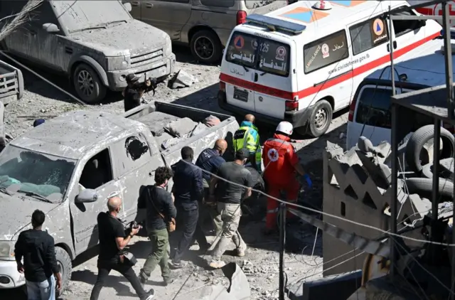 مقتل عدة أشخاص إثر غارة جوية إسرائيلية في محيط مستشفى رفيق الحريري الجامعي، جنوب بيروت، لبنان
