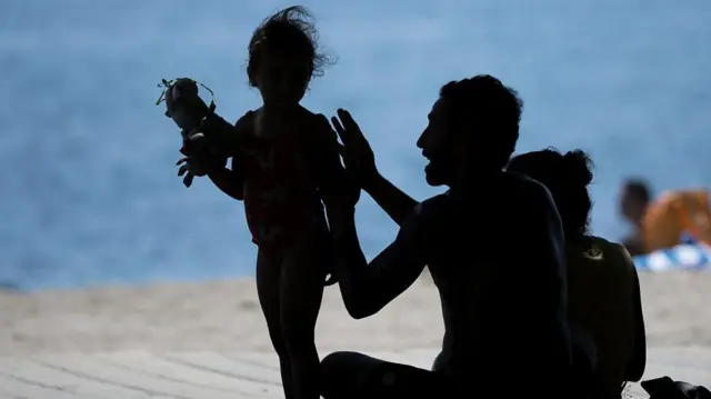 شخصان يجلسان في الظل