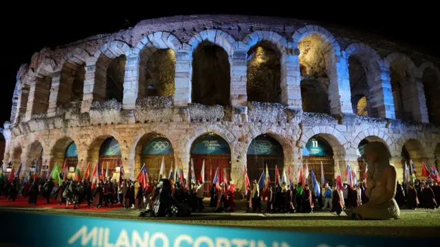 После этого на древней арене появились спортсмены с флагами 92 стран, принимавших участие в соревнованиях