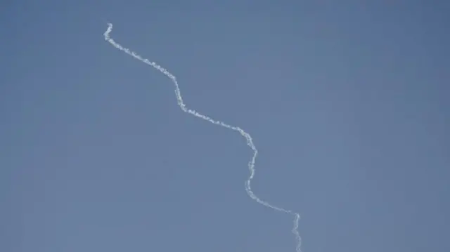 أثناء عملية اعتراض إسرائيل لصاروخ أطلق من لبنان على تل أبيب، يميل لون السماء للأزرق ويظهر فيها خيط من الدخان لونه أبيض ناجم عن الصاروخ