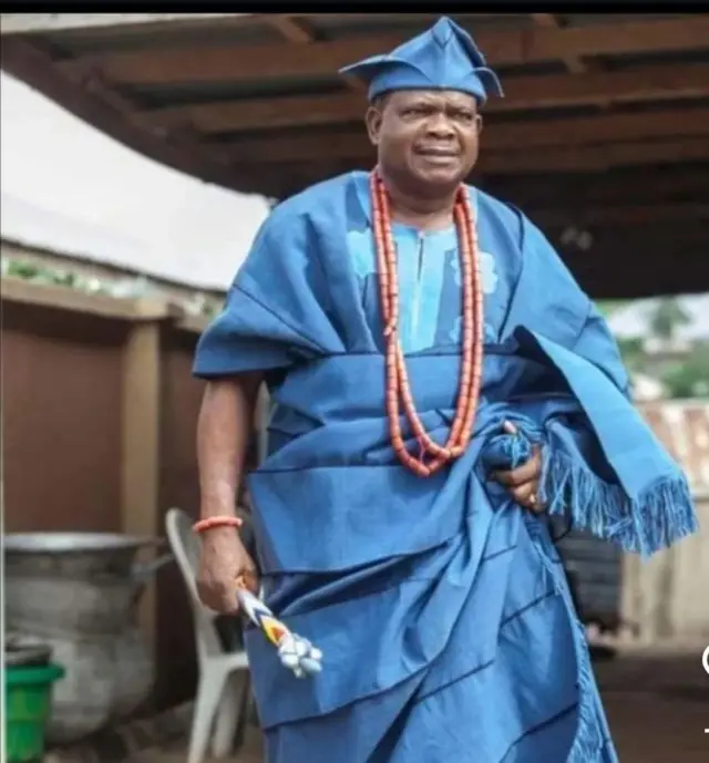 Kola Oyewo wọ agbada toke tilẹ àti fìlà aṣọ oke olómi aro, ó tún pa kaja aṣọ oke nas
