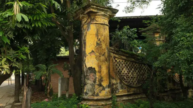 এতদিন অযত্নে আর অবহেলায় আড়ালে পড়ে ছিল ঢাকা গেট