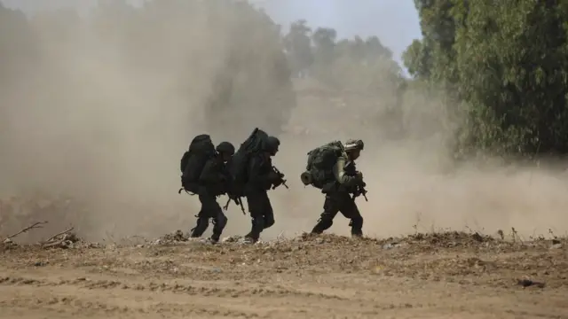সিরিয়ার গোলান হাইটস এলাকায় ইসরায়েলি কমান্ডো বাহিনী। এই অঞ্চলটি বহু বছর ধরে ইসরায়েলের দখলে।