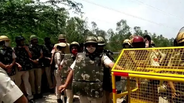 हालांकि पुलिस ने कई जगहों पर बैरिकेडिंग भी की. लेकिन सीमित संख्या में किसानों को राज्यपाल से मिलने की अनुमति भी दी गई.