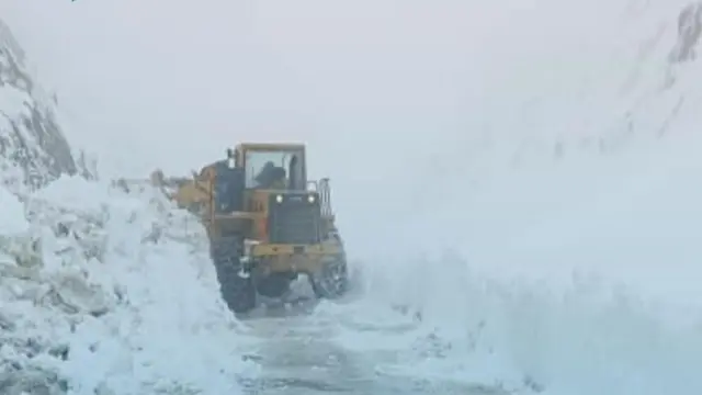 در این تصویر موتری در حال عملیات برف‌روبی دیده می‌شود. 