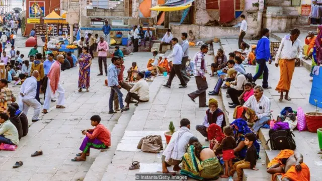 Ahli perilaku mempercayai bahwa anggukan orang India menjadi suatu cara untuk menghindar untuk bilang tidak secara langsung karena rasa hormat terhadap seseorang yang dianggap lebih superior