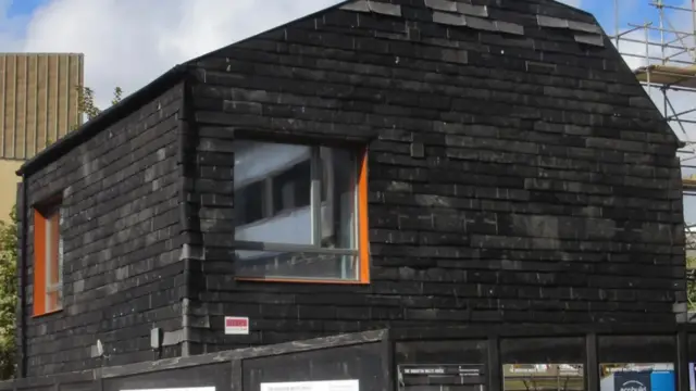 Ova „kuća od otpada" na Univerzitetu u Brajtonu izgrađena je uz korišćenje više od 90 odsto otpadnih materijala