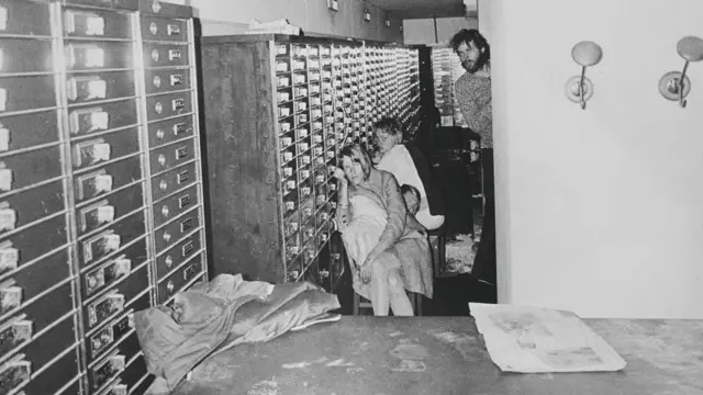 Clark Olofsson junto a los tres rehenes durante el asalto al Kreditbanken en 1973.