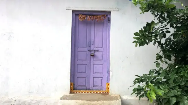 తాళం వేసిన ఇల్లు