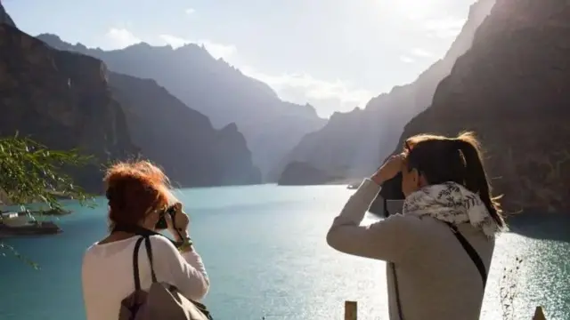 ہنزہ جانے والے مقامی سیاحوں کے لیے جھیل کے علاوہ بھی دلکش مقامات ہیں