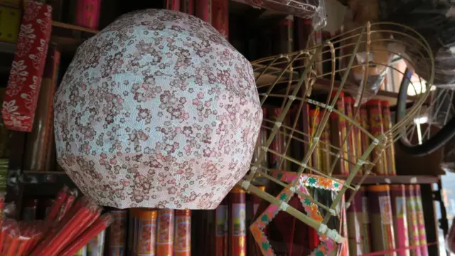 欧阳秉志制作的随机纸扎（BBC中文网图片）