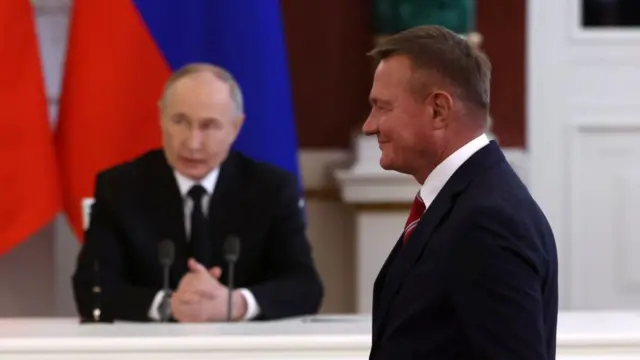 गत वर्ष पुटिनको अगाडिबाट हिड्दै गर्दा रमान स्टारभोइट