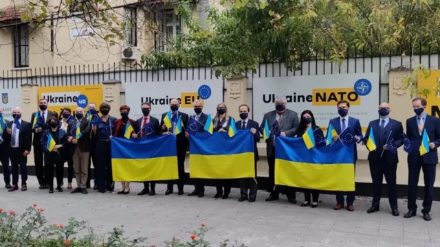 Các đại sứ và người đứng đầu các tổ chức nước ngoài đến đại sứ quán Ukraine tại Hà Nội để thể hiện sự ủng hộ với chính phủ và người dân nước này vào ngày 28/2/2022