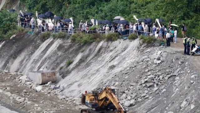 दुर्घटना के एक दिन बाद, पीड़ितों के रिश्तेदार उस जगह के पास पहुँचे जहाँ ट्रेन पटरी से उतरी थी