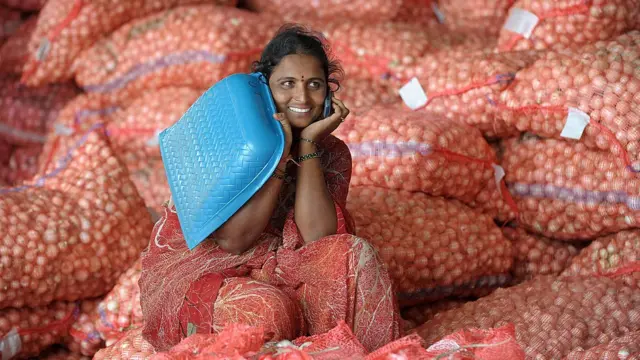 ਪਿਆਜਾਂ ਦੀ ਮੰਡੀ ਵਿੱਚ ਬੈਠੀ ਮਹਿਲਾ