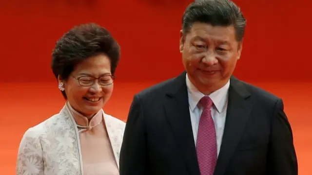 चीन के राष्ट्रपति शी जिनपिंग और हॉन्गकॉन्ग की सीईओ कैरी लैम