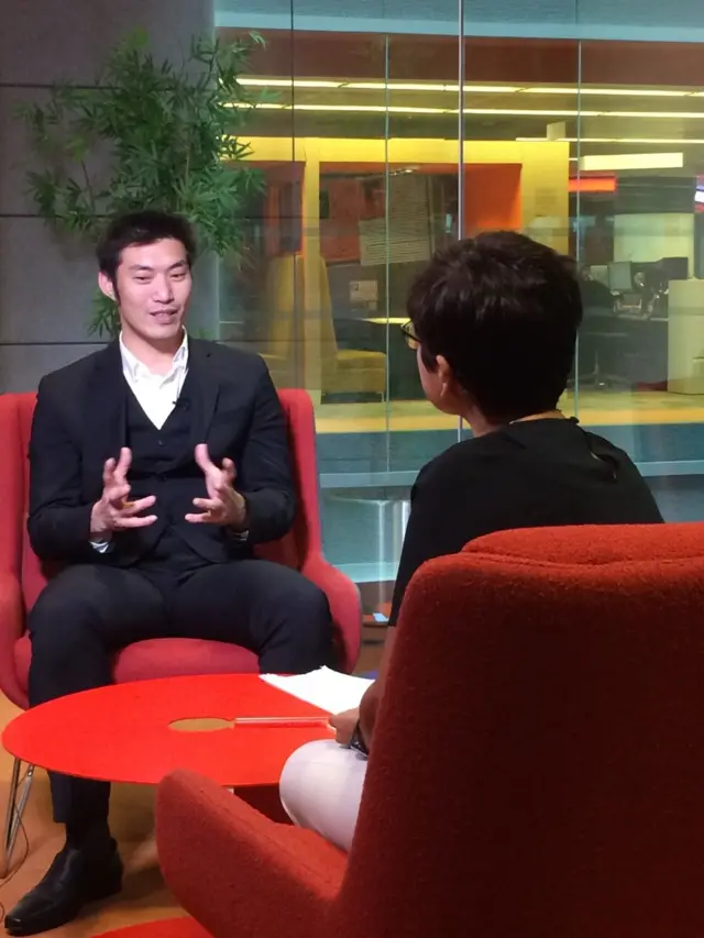 ธนาธรนั่งให้สัมภาษณ์