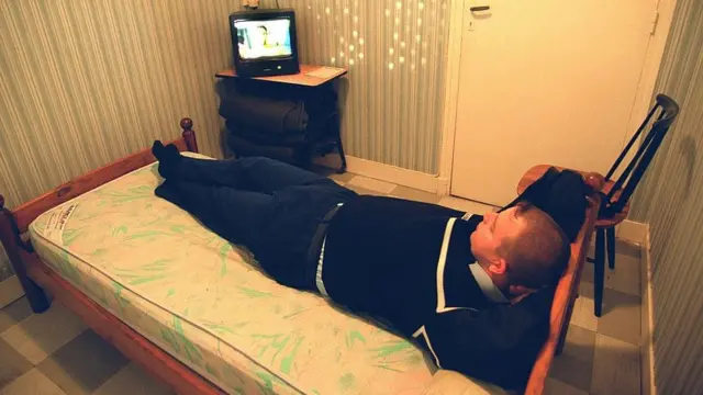 સૂતાં સૂતાં ટીવી જોવું