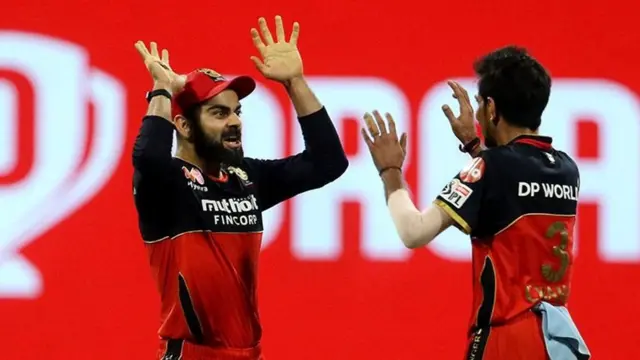 प्रियम गर्ग के विकेट का जश्न मनाते विराट कोहली और युज़्वेंद्र चहल