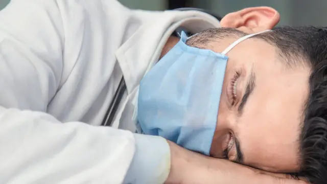 માસ્ક પહેરેલા પુરુષ