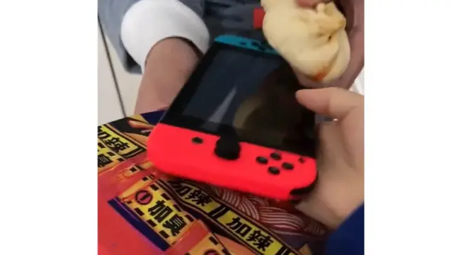 वीबोमा सार्वजनिक तस्बिर जसमा मानिस सामान र खाद्यान्न साटिरहेका छन्।