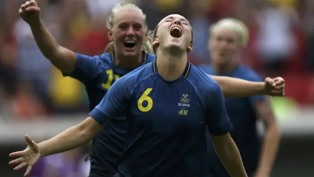 Jugadores suecas celebran