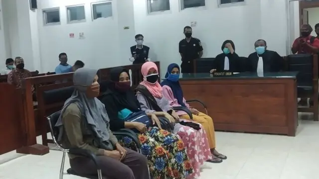 Persidangan keempat ibu yang didakwa melakukan pelemparan pabrik rokok di Lombok Tengah, NTB.