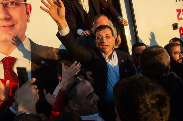 Ekrem Imamoglu bara 2019 duula filannoo waajjira olaanaa Istaanbul irratti wayita taasisan kan harka ol kaasan.