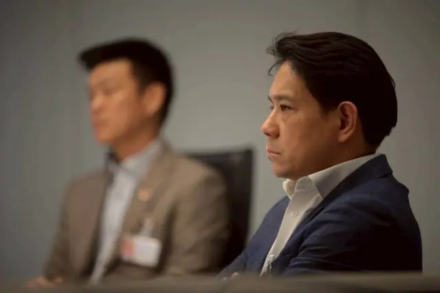 หัวหน้ากับเลขาธิการพรรค ปชน.​ ในระหว่างประชุม ครม. เงาของพรรค