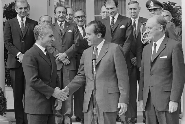 O presidente dos EUA, Richard Nixon, aperta a mão do Xá do Irã, Mohamed Reza Pahlavi, em 23 de outubro de 1969.