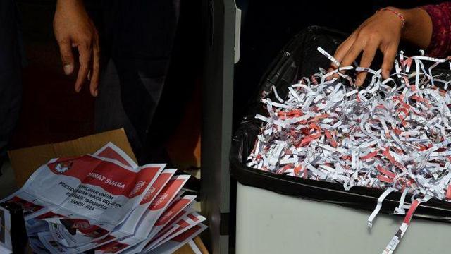 Petugas mengumpulkan surat suara Pemilu 2024 yang telah dimusnahkan dengan mesin penghancur kertas di Kantor KPU Bali, Denpasar, Bali, Selasa (13/2/2024).