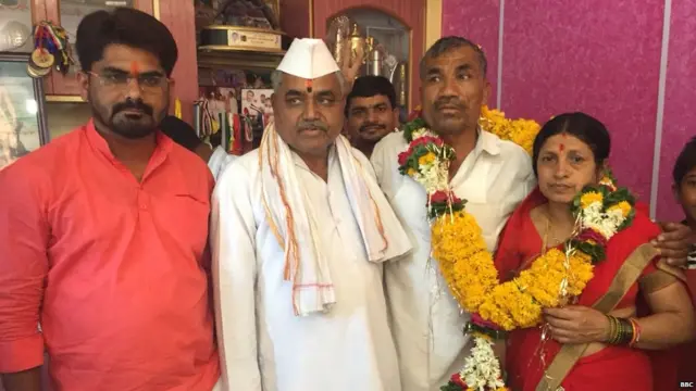 राहुलच्या पदकाचा आनंद साजरा करताना आवारे कुटुंब