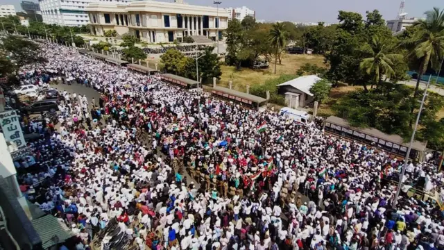 சென்னையில் தமிழக சட்டமன்றத்தை நோக்கி செல்லும் போராட்டக்காரர்கள்.
