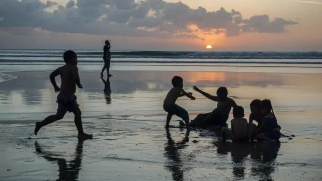 Anak-anak bermain di pantai