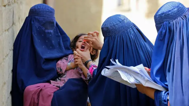 ၂၀၂၃ ခုနှစ်၊ သြဂုတ်လတုန်းက ဂျာလာလာဘတ်မြို့မှာ ပိုလီယို ရောဂါ ကာကွယ်ရေး(အစက်ချ) တိုက်ကျွေးနေတဲ့ အာဖဂန်က ကျန်းမာရေးအမျိုးသမီးတွေ