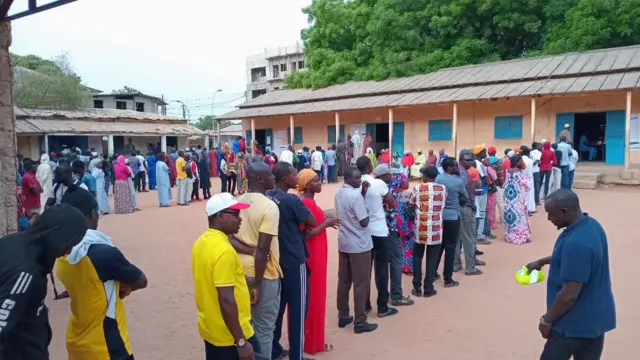 Des électeurs font la queue dans un centre de vote 