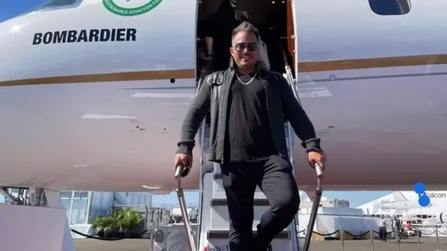 رک شرمر نجی طیارے کا مستقل استعمال کرتے ہیں