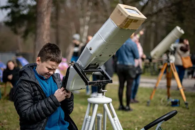 બીબીસી ગુજરાતી સૂર્યગ્રહણ ચંદ્રગ્રહણ પૃથ્વી ગોળાર્ધ ન્યૂઝીલૅન્ડ એન્ટાર્કટિકા અંતરિક્ષ સૂર્ય ખગોળશાસ્ત્ર