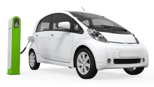 Auto eléctrico en un punto de carga