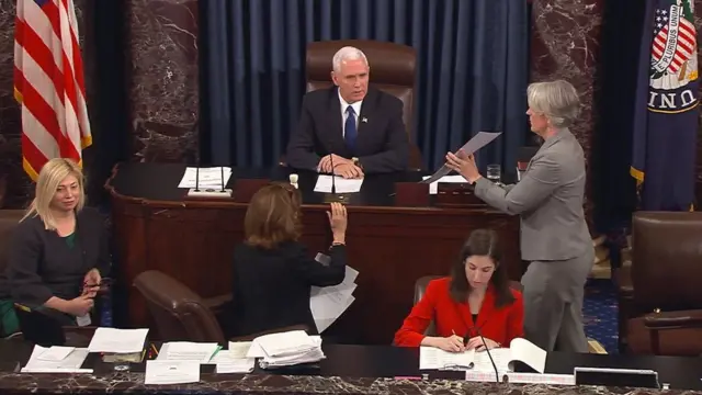 Michael Pence en la votación de Betsy DeVos
