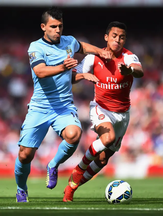 Agüero y Sánchez luchan por un balón