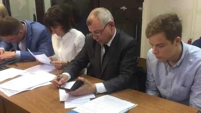 Александр Туровский (справа) в зале суда