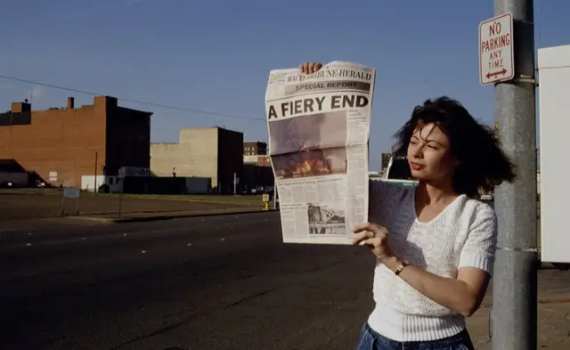 Девушка с газетой Waco Tribune Herald.