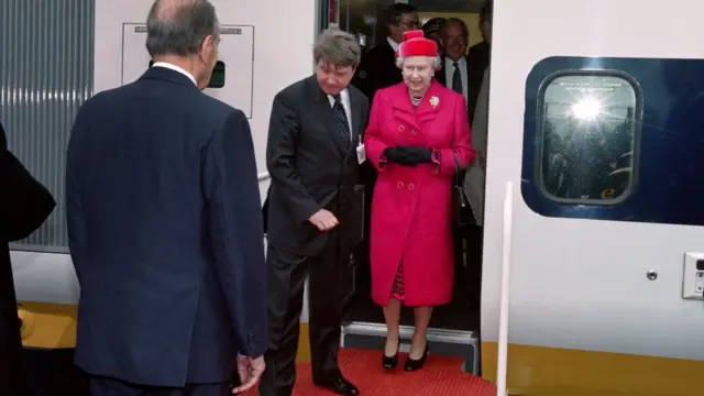 法國前總統密特朗在科凱勒迎候英女王伊麗莎白二世