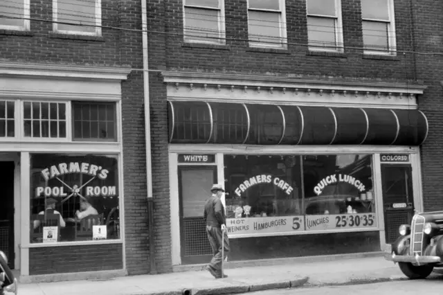 Una cafetería con dos entradas, una para los "blancos" y otra para "los de color" en Durham, Carolina del Norte, en mayo de 1940.
